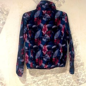 WINDBREAKER size is for TEENS perfect when out playing or in games